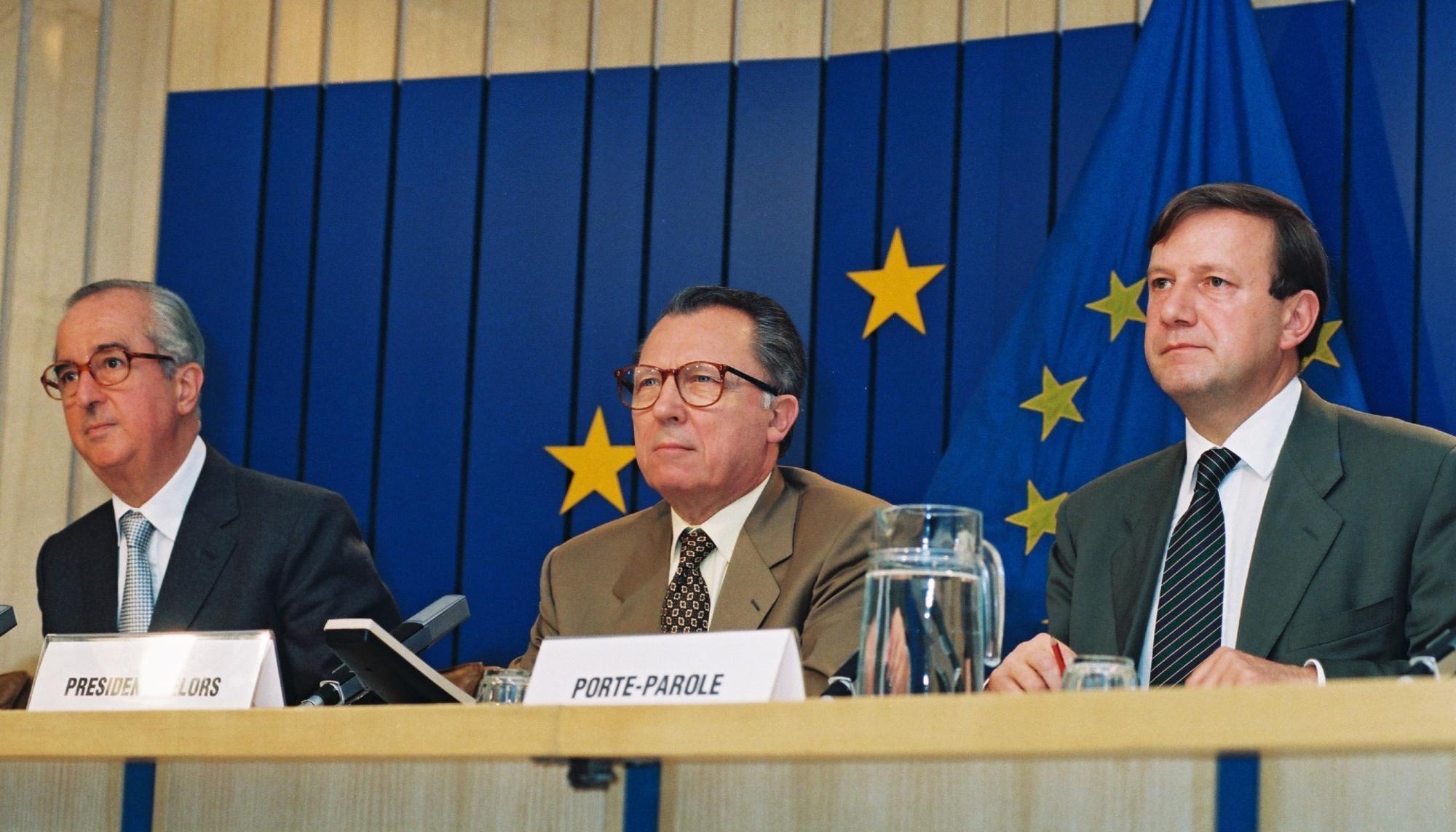 Édouard Balladur, Jacques_Delors y Bruno De thomas, el 10 de junio de 1993.